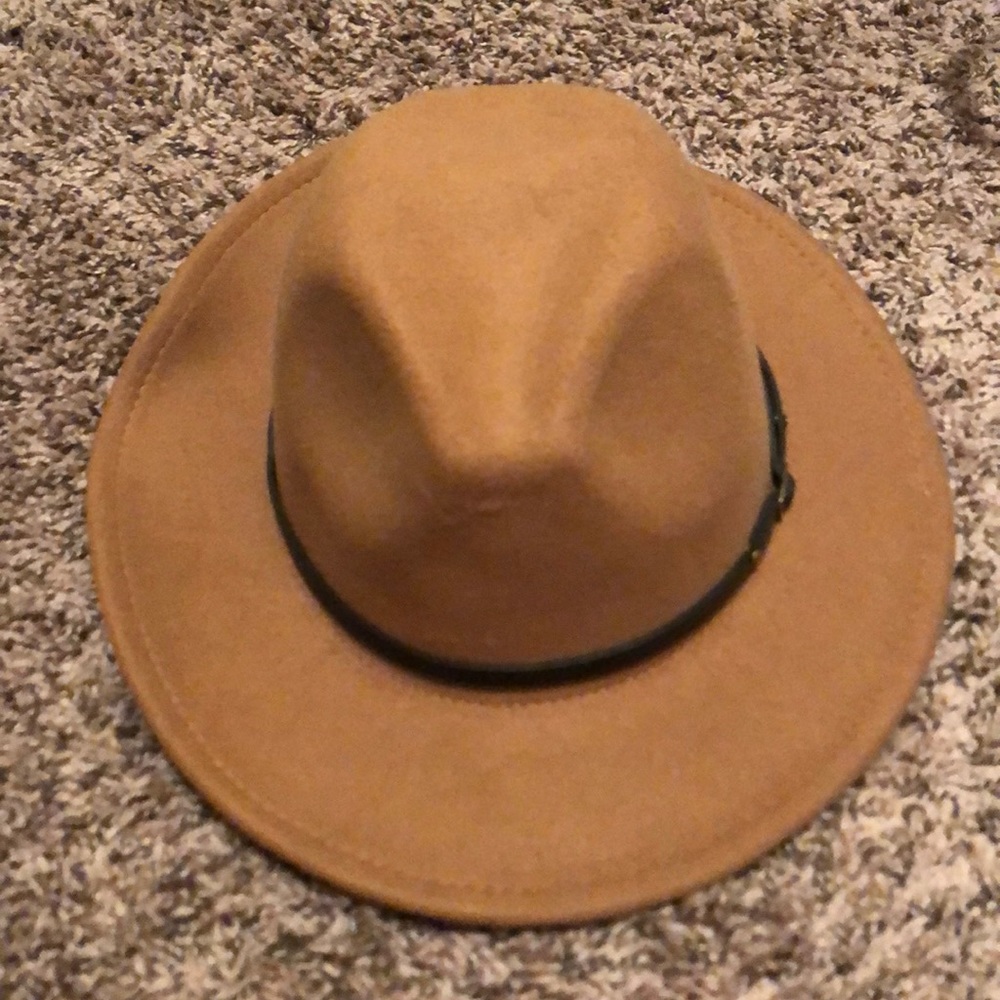 Chestnut wool hat with adjustable straps